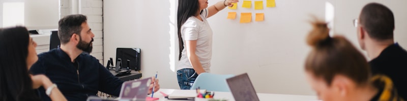 易游体育官方团队在现代化办公室内工作的场景